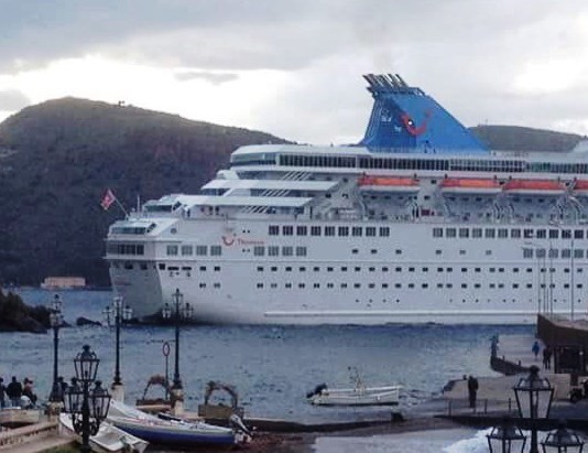 Maltempo: una nave da crociera sugli scogli a Lipari, difficili i collegamenti