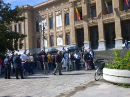 In piazza contro la tassa sui rifiuti, la TarIgghia è servita