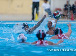 Pallanuoto Serie A1 Fem. La capolista Waterpolo supera anche l’Orizzonte Catania e rimane in vetta.Grande protagonista di giornata il capitano Silvia bosurgi, autrice di 4 gol.