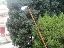 Zafferia, cede un palo della luce: macchina parcheggiata nei pressi evita lo schianto