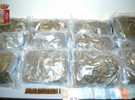 5 chili di marijuana ai piedi del letto: un arresto, sequestrati anche proiettili e contanti