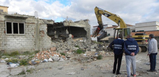 Ruspe in azione a Maregrosso: demolite le ultime tre costruzioni abusive