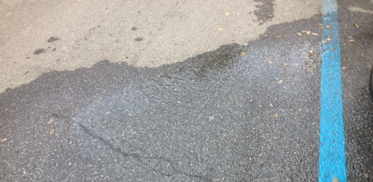 L’emergenza idrica non ci ha insegnato niente. Da giorni sgorga acqua dall’asfalto in via Università, l’Amam tace
