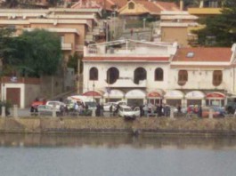 Incidente a Ganzirri: auto sfonda la ringhiera e resta in bilico sul lago