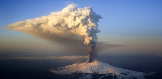 L’ Etna si è “calmato”, riaperto l’aeroporto di Catania