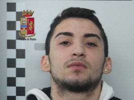 Ruba borsello dal sedile dell’auto della vittima. La Polizia lo arresta poco dopo