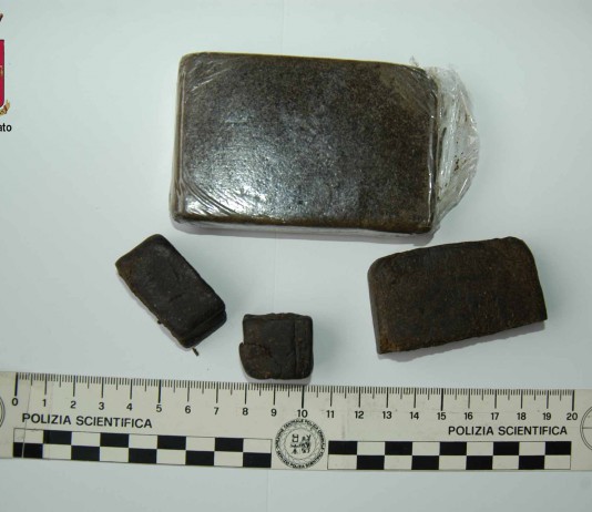 Barcellona P.G.: sorpreso a disfarsi di hashish, la Polizia arresta 21enne