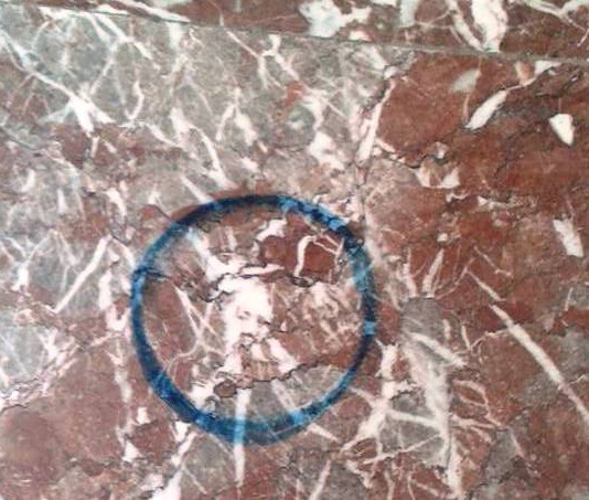 Taormina, sul pavimento dell’ospedale l’immagine di Padre Pio. I fedeli, “ci protegge”