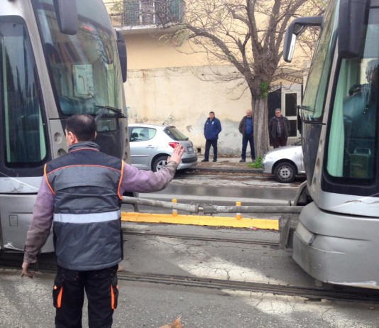 Tram si attacca al tram, breve interruzione del servizio