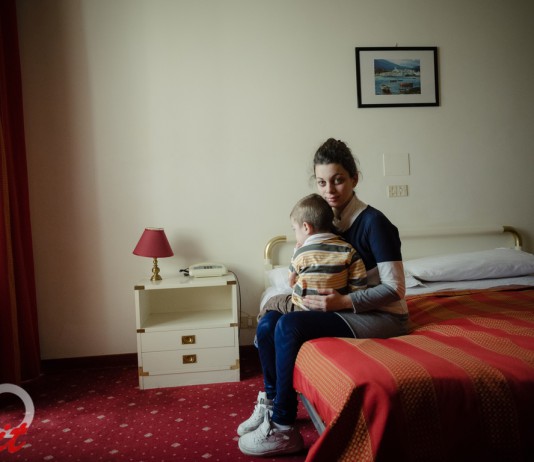 Emergenza abitativa, nessuno sgombero coatto: le 21 famiglie “occupanti” sistemate all’Hotel Paradise