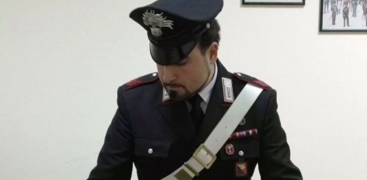 Amori malati: a Natale vuole il figlio e sfonda a mazzate la porta di casa della ex. Arrestato