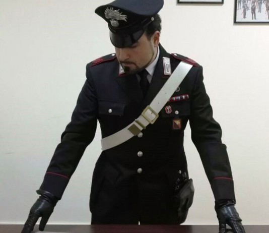 Amori malati: a Natale vuole il figlio e sfonda a mazzate la porta di casa della ex. Arrestato