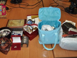 Svaligia un appartamento, ma nel condominio abita anche un poliziotto che lo arresta