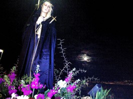 Via Crucis: a Ganzirri l’Addolorata la percorre con Gesù
