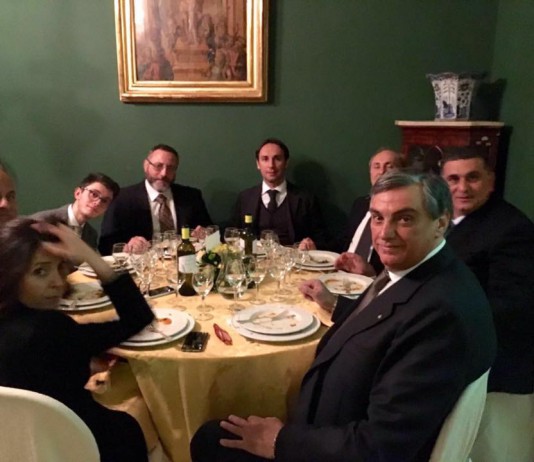 Forza Italia: Berlusconi incontra i nuovi affiliati a Palermo, ma restano fuori i giornalisti “non graditi” e interviene Assostampa