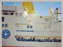 Sbarco di profughi: al Molo Marconi è arrivata la nave Aquarius