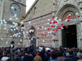 L’ultimo saluto a Rebecca: la città commossa si stringe alla famiglia