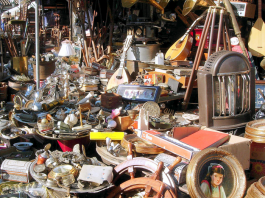 Al mercatino delle pulci riconosce oggetti rubati, denunciato l’ambulante