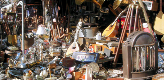 Al mercatino delle pulci riconosce oggetti rubati, denunciato l’ambulante