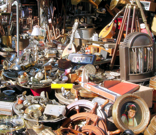 Al mercatino delle pulci riconosce oggetti rubati, denunciato l’ambulante