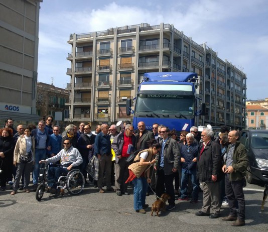 No al passaggio dei Tir in centro: manifestazione sul Boccetta