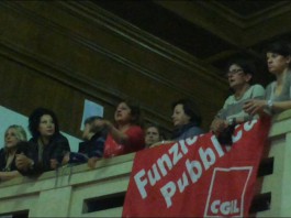 Disordini in Aula: proteste dai presenti. “Non uscite di qui finché non votate il bilancio”
