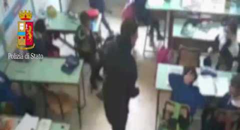 Cazzotti sui bambini delle elementari: video shock incastra tre maestre nebroidee