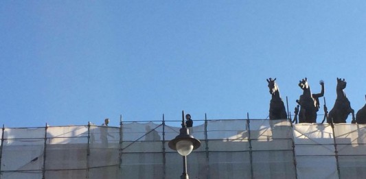 Uomo sul tetto del Tribunale, minaccia il suicidio (aggiornamenti)