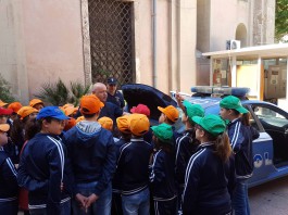 Visita alla Questura dell’Istituto Macherione di Calatabiano: i bambini delle IV e V classi in sala operativa