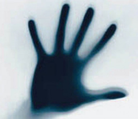 Violentata su un furgone mentre andava a scuola, è caccia all’uomo