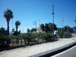 Giardinieri al lavoro: pulizia e scerbatura delle aiuole del centro città