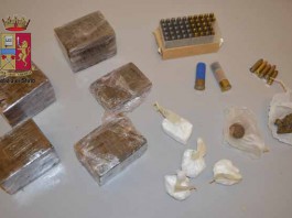 Hashish, eroina e cocaina in casa. La polizia arresta pusher, in casa anche munizioni