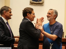 Passaggio di consegne a Palazzo dei Leoni: Accorinti consacrato definitivamente alla storia