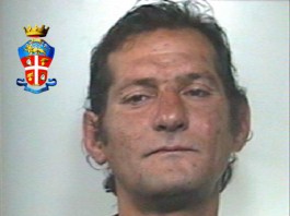 Sente le urla della vicina e chiama i Carabinieri, lo arrestano mentre svuota i cassetti