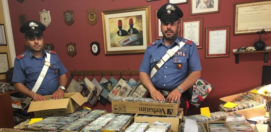 Vendeva cd contraffatti, intervengono i carabinieri