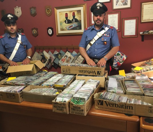 Vendeva cd contraffatti, intervengono i carabinieri