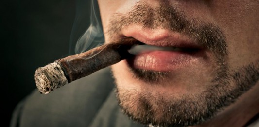 Litigano per colpa di un sigaro e il diverbio trasformandosi in aggressione