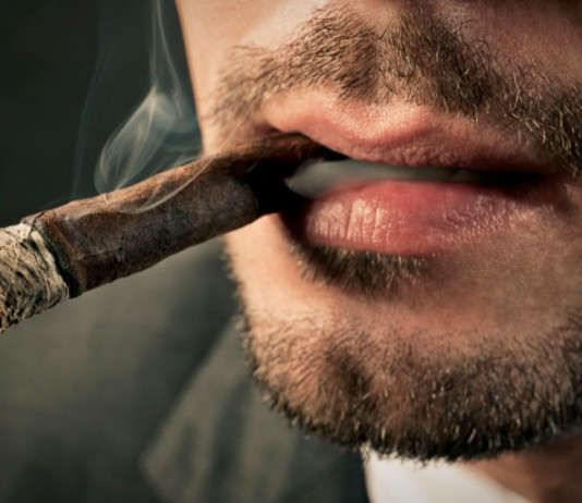 Litigano per colpa di un sigaro e il diverbio trasformandosi in aggressione