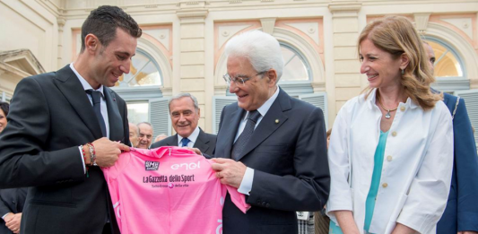 Vincenzo Nibali al Quirinale. Dona la maglia rosa a Mattarella
