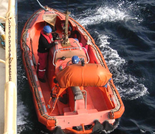 “Uomo in mare” sulla nave traghetto Tremestieri: giovane salvo dal suicidio