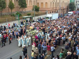 A Madunnuzza in processione, ma la città è a mare
