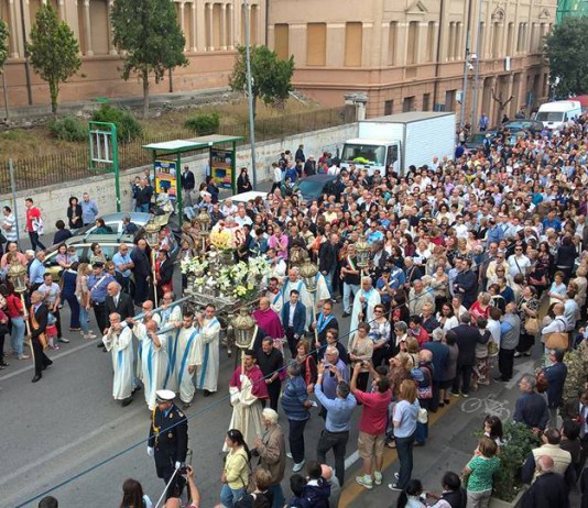 A Madunnuzza in processione, ma la città è a mare