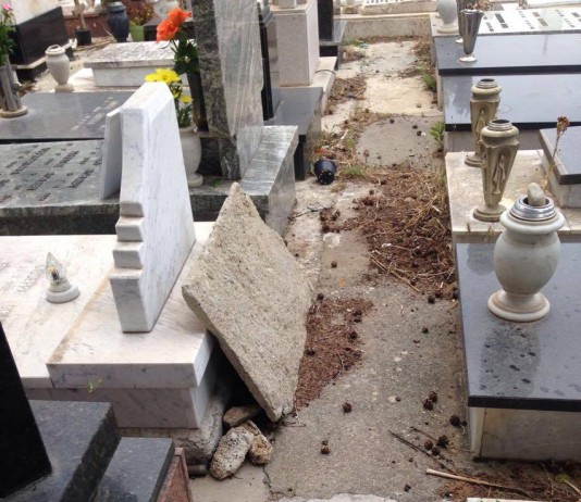 Cimitero di Granatari: tra incuria e sporcizia, altro che riposare in pace (FOTOGALLERY)