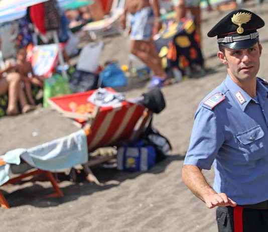 Taormina, rubano gelati e superalcolici da un lido: in tre sorpresi dai Carabinieri