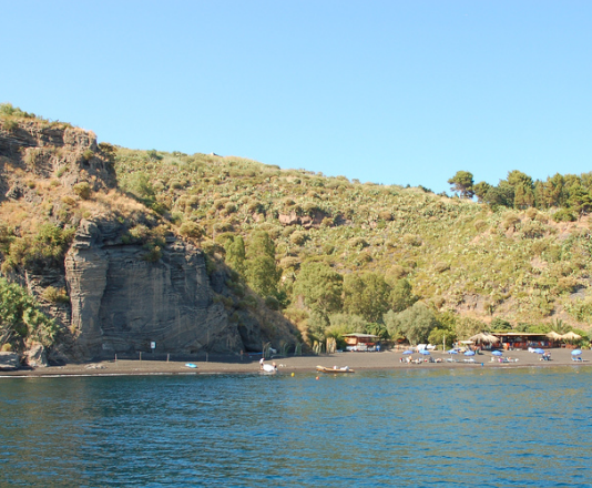 Vulcano, finanziere in vacanza trova un kg di hashish e avvisa i colleghi