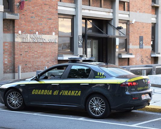 Fiamme gialle all’Inps: intascavano assegni sociali a cui non avevano diritto, 15 denunciati