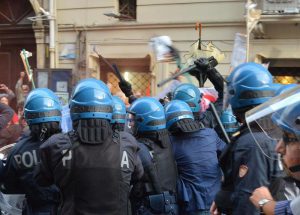 Un momento degli scontri durante la manifestazione contro la presenza di Matteo Renzi alla Festa dell'Unità alla villa Bellini di Catania. Due giovani sono stati fermati dalla polizia, 11 settembre 2016. ANSA/ORIETTA SCARDINO