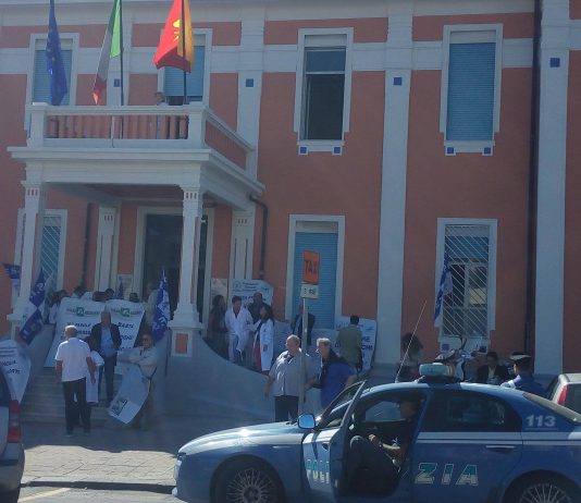 I precari “guastano la festa” all’Irccs -Piemonte: consegnata petizione a Crocetta e Gucciardi. Intanto CGIL e CISL messinesi esultano per l’accorpamento
