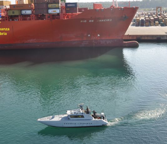 ‘Ndrangeta, maxi operazione antidroga: sequestrati 385 kg di coca diretti a Gioia Tauro, arrestato l’equipaggio di una portacontainer
