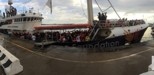 Sbarco al Molo Marconi, i migranti giunti sulla nave “Boat Refugee”